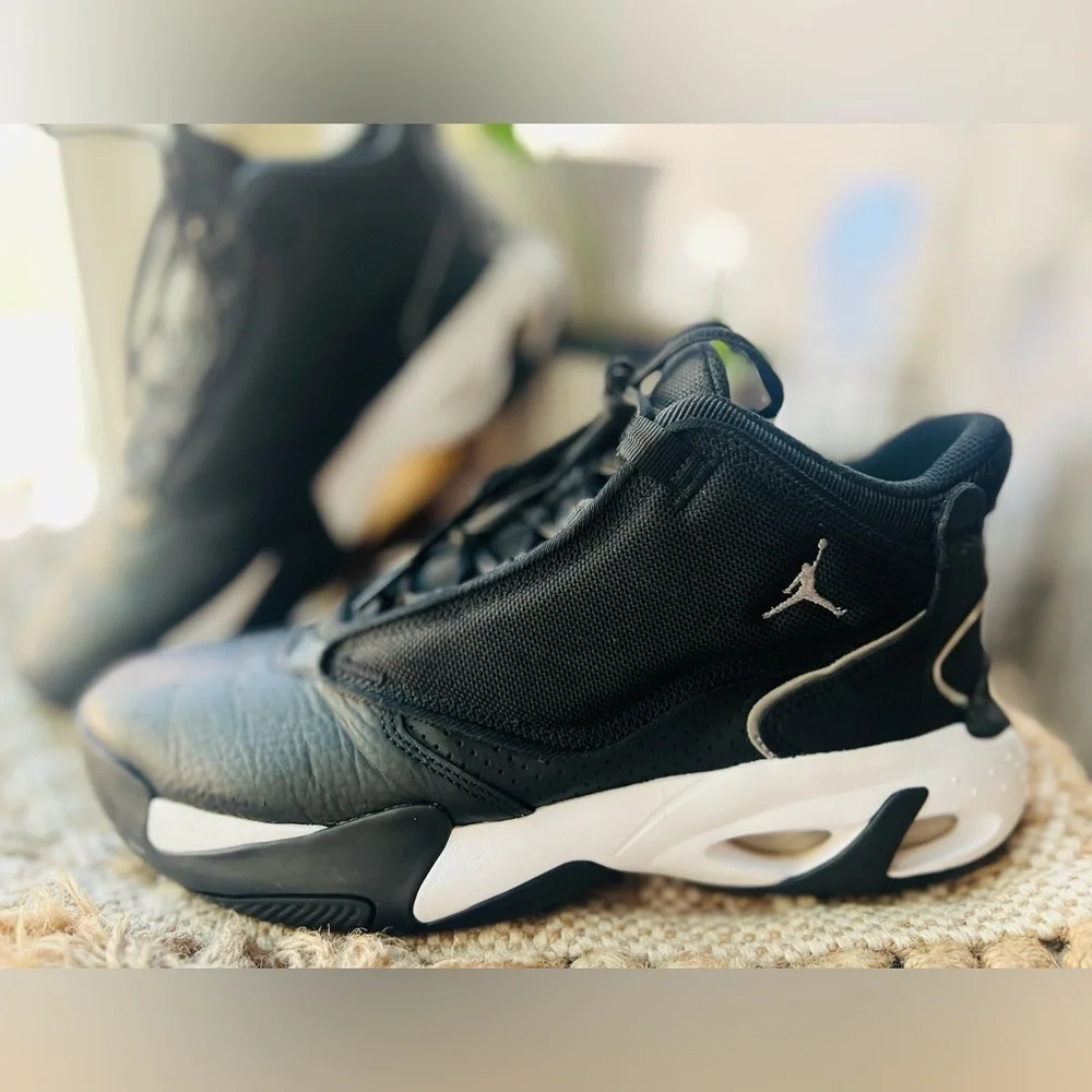 Jordan Max Aura 4 Black Metallic Silver mens size 9.5 Like new style DN3687-002